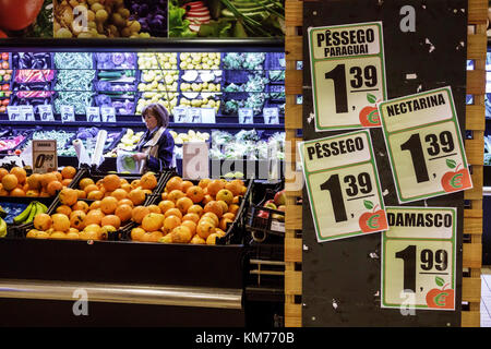 Porto Portugal, Mercado do Bom Sucesso, Stadtmarkt, Food Court plaza, Restaurants, Verkäufer verkaufen Verkauf, Stände Stand Markt frisches Obst, Frau fem Stockfoto