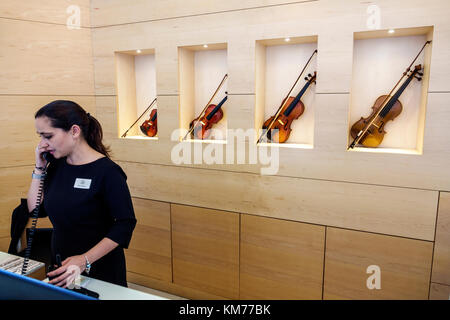 Porto Portugal, Hotel da Musica, Hotel, Rezeption Check-in Rezeption Reservierung Reservierungen Registrierung registrieren, Frau weibliche Frauen, Agent, Angestellte, Job, e Stockfoto