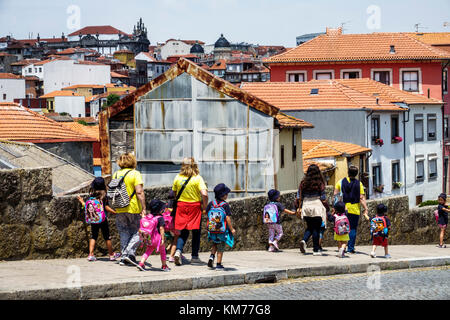 Porto Portugal, Baixa, Wohnhaus, Skyline der Stadt, Dächer, Frau weibliche Frauen, Jungen, männliche Kinder Kinder Kinder Jugendliche, Mädchen Mädchen Stockfoto