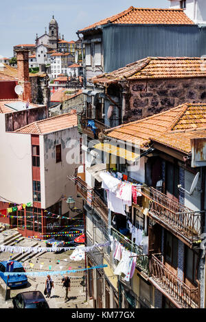 Porto Portugal, Baixa, Wohnapartmentgebäude, Skyline der Stadt, Stadtbild, Dächer, Keramikfliesen, historisches Zentrum, Gebäude, Straße, Balkon, Overhead-Gebäude Stockfoto