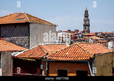 Porto Portugal, historisches Zentrum, Gebäude, Wohnapartmentgebäude, Skyline der Stadt, Dächer, Keramikfliesen, Terrakotta, Igreja dos Clerigos, Kirche von t Stockfoto