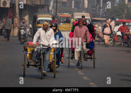 Punjabi Sikh Männer treten Cycle rickshaw in Amritsar, Indien Stockfoto