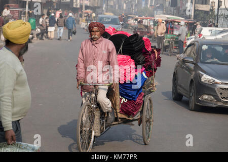 Punjabi Sikh Mann pedaling Cycle rickshaw in Amritsar, Indien Stockfoto