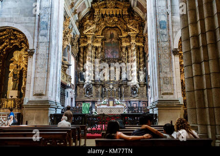 Porto Portugal, historisches Zentrum, SE do Porto, Kathedrale von Porto, römisch-katholische Kirche, innen, Hauptaltar, Bänke, Familie Familien Eltern Kind Stockfoto