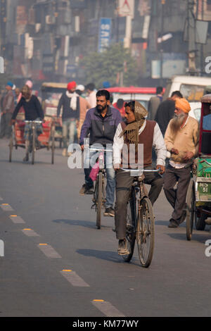 Männer Reiten Fahrräder auf der belebten Straße in Amritsar, Indien Stockfoto