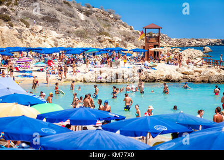 Ayia Napa, Zypern - 18. August 2017: konnos Strand, einem der schönsten Strände auf Zypern. Stockfoto