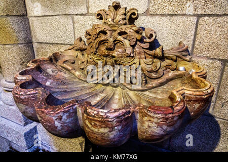 Porto Portugal, historisches Zentrum, SE do Porto, Kathedrale von Porto, römisch-katholische Kirche, innen, heiliges Wasser, Schrift, roter Marmor, 17. Jahrhundert, hispanische Lati Stockfoto