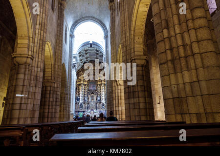 Porto Portugal, historisches Zentrum, SE do Porto, Kathedrale von Porto, römisch-katholische Kirche, innen, Kirchenschiff, Mittelschiff, Altar, Bänke, gewölbte Decke, Romanes Stockfoto