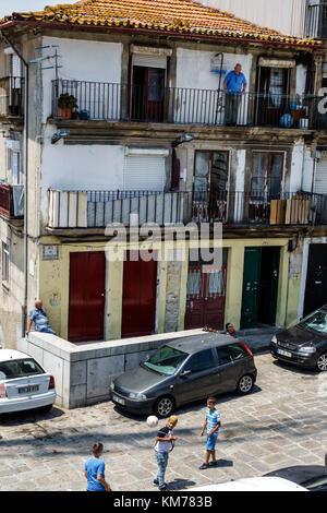 Porto Portugal, historisches Zentrum, Ribeira-Viertel, Wohnhaus, Gebäude, Wohnungen, Balkon, Erwachsene Erwachsene Männer Männer, ältere Senioren Stockfoto