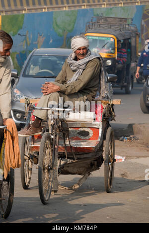 Punjabi Mann sitzt auf seinem Zyklus Rikscha in Amritsar, Indien Stockfoto