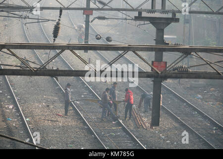 Männer arbeiten auf Bahnstrecken in Amritsar, Punjab Stockfoto