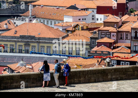 Porto Portugal, Douro River, Barrio La Ribeira, historisches Zentrum, Wohnapartmentgebäude, Skyline der Stadt, Dächer, Keramikfliesen, Terrakotta, Stadtmauer, V Stockfoto