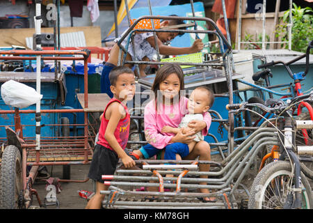 Philippinischen Kindern innerhalb der CO2-Markt, Cebu City, Philippinen Stockfoto