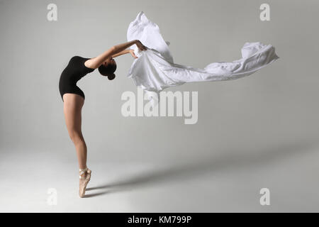 Schöne Balletttänzerin im Studio auf weißem Hintergrund Stockfoto