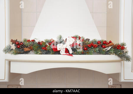 Eine gemütliche Küche mit Girlande bereit, um Weihnachten zu feiern. Xmas Zimmer Interior Design. Stockfoto