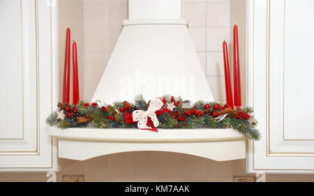 Eine gemütliche Küche mit Girlanden und Kerzen bereit, um Weihnachten zu feiern. Xmas Zimmer Interior Design. Stockfoto