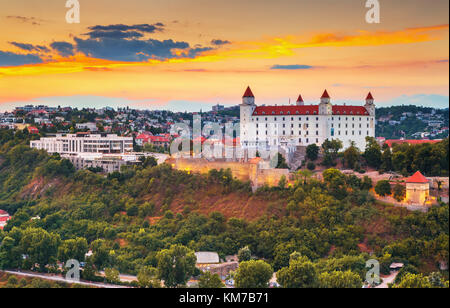 Herrlicher Blick auf die Burg Bratislava und das slowakische Parlament über die Donau im historischen Zentrum von Bratislava, Slowakei Stockfoto