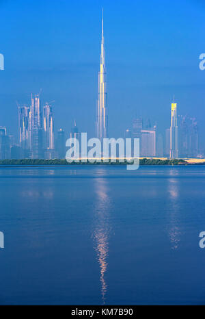 Dubai, Vereinigte Arabische Emirate - Februar 27, 2017: schöne Burj Khalifa und Spiegelbild im Wasser, Vereinigte Arabische Emirate Stockfoto