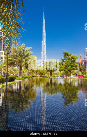 Dubai, Vereinigte Arabische Emirate - Februar 27, 2017: schöne Burj Khalifa und Spiegelbild im Wasser, Vereinigte Arabische Emirate Stockfoto