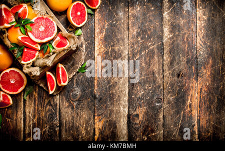 Frische Grapefruit in einem alten Kasten. Auf einem Holztisch. Stockfoto