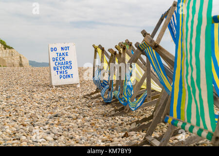 Liegestühle am Strand in Bier, Devon, Großbritannien Stockfoto