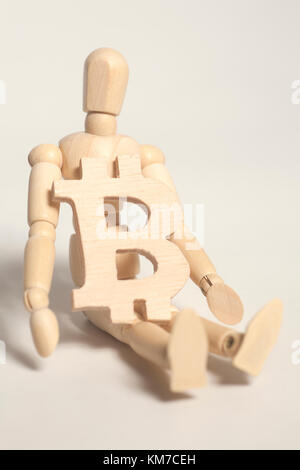 Holz- artist Mannequin holding Holzschild bitcoin Stockfoto