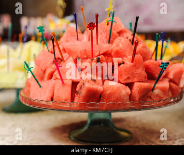 Scheiben Wassermelone sind auf einem Tablett punktierte Spieße Stockfoto