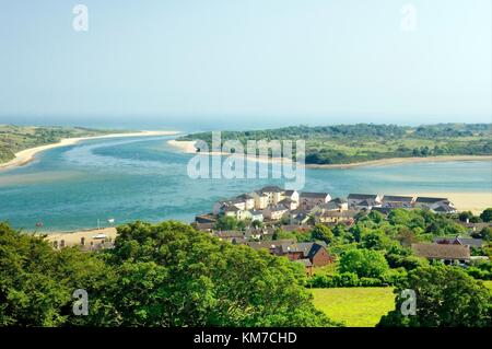 Blick vom Dundrum Burg über altes Fischerdorf und moderne Apartments Dundrum Bay, nördlich von Newcastle, County Down, Irland Stockfoto