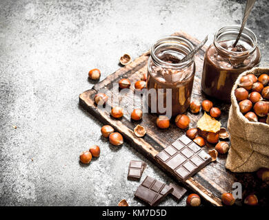 Schokolade Butter mit Haselnüssen. Auf rustikalen Hintergrund. Stockfoto