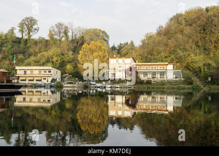 Blick auf den Fluss Adda in herbstlicher Nachmittag Stockfoto