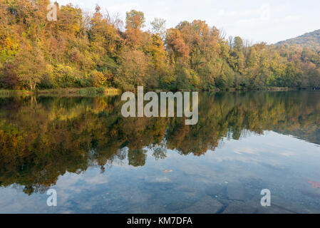 Blick auf den Fluss Adda in herbstlicher Nachmittag Stockfoto