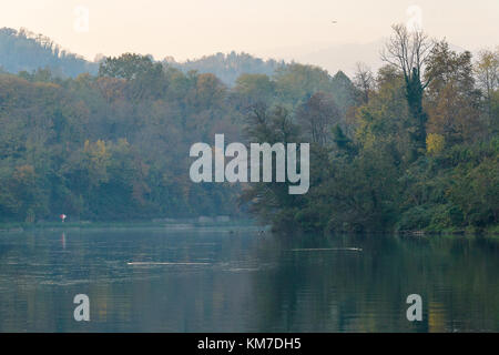 Blick auf den Fluss Adda in herbstlicher Nachmittag Stockfoto