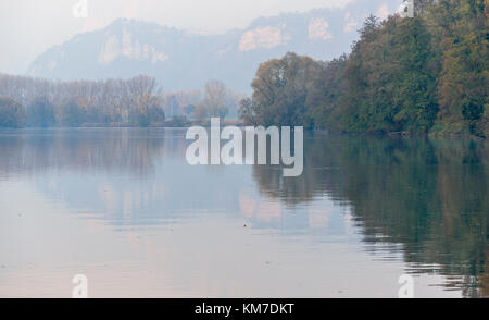 Blick auf den Fluss Adda in herbstlicher Nachmittag Stockfoto