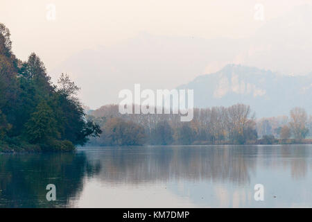 Blick auf den Fluss Adda in herbstlicher Nachmittag Stockfoto