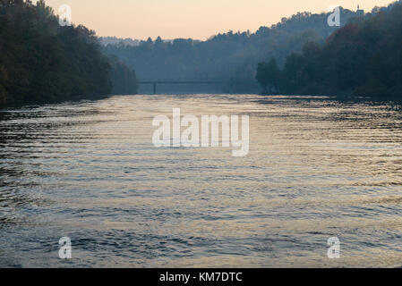 Blick auf den Fluss Adda in herbstlicher Nachmittag Stockfoto