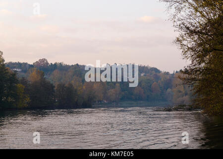 Blick auf den Fluss Adda in herbstlicher Nachmittag Stockfoto