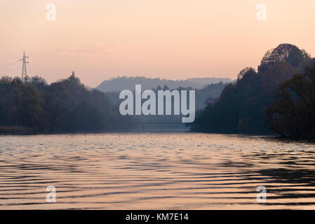 Blick auf den Fluss Adda in herbstlicher Nachmittag Stockfoto