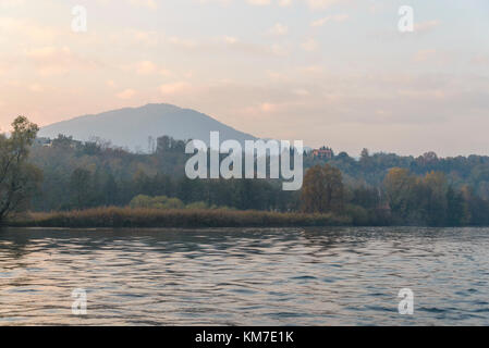 Blick auf den Fluss Adda in herbstlicher Nachmittag Stockfoto