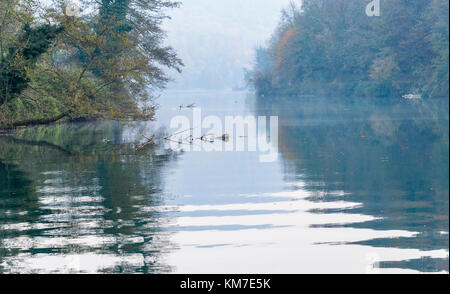 Blick auf den Fluss Adda in herbstlicher Nachmittag Stockfoto