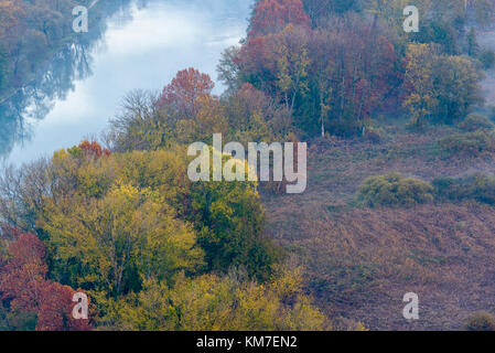 Dämmerung über den Fluss Adda in einem herbstlichen Morgen Stockfoto