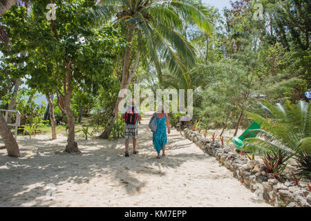 Mystery Island, Vanuatu-December 2,2016: Paar bei einem Spaziergang durch den üppigen, tropischen Vegetation auf Mystery Island, Vanuatu Stockfoto