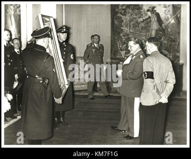 VINTAGE NAZI GÖRING GEBURTSTAG HITLER Deutsche Feldmarschall Hermann Göring präsentiert mit einem Gemälde "falconer" an seinem 45. Geburtstag, die er von von Adolf Hitler benannt Stockfoto