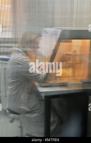 Die blonde arbeitet in einer Laminar-Flow-Box. Vorbereitung der DNA Test durch PCR-Reaktion. Stockfoto