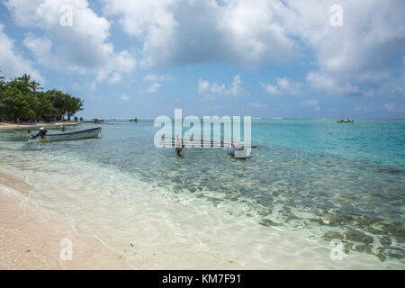 Mystery Island, Vanuatu-December 2,2016: Touristen, nautische Schiffe und atemberaubende Pazifik Küste auf der tropischen Insel, Vanuatu Stockfoto