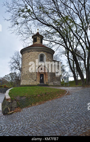 Rotunde des hl. Martin in vysehrad in Prag. Sehenswürdigkeiten der Herbst der tschechischen Hauptstadt. Stockfoto