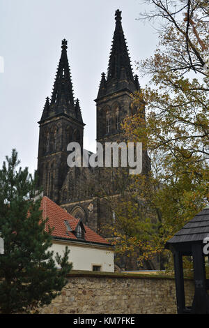 Die Basilika der Heiligen Petrus und Paulus in Vysehrad, Prag. Sehenswürdigkeiten der tschechischen Hauptstadt im Herbst. Stockfoto