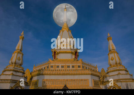 Abstrakte Soft Focus Silhouette das Heiligtum Tempel mit dem Mond. Die öffentlichen Eigenschaften im Wat Phra Maha Chedi Chai Mongkol, Provinz Roi Et, Thailand Stockfoto