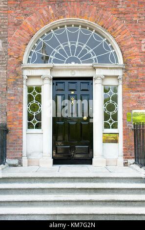 Dublin City, Irland. Stadthauseingang aus georgianischer Zeit am Merrion-Platz Stockfoto
