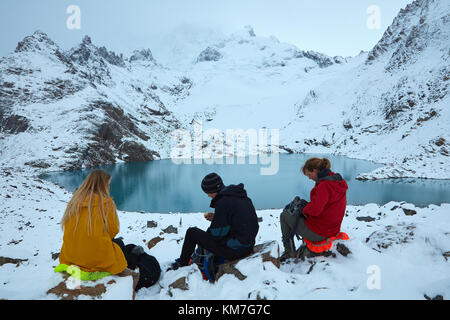 Wanderer im Schnee an der Laguna de los Tres, Parque Nacional Los Glaciares (World Heritage Area), Patagonien, Argentinien, Südamerika (mr) Stockfoto