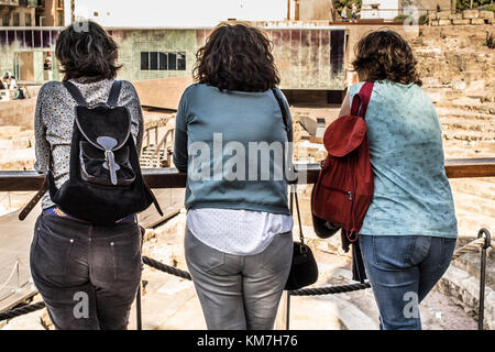 Drei Frauen Touristen zusammen mit Blick auf das Römischen Amphitheater in Malaga, Spanien Stockfoto